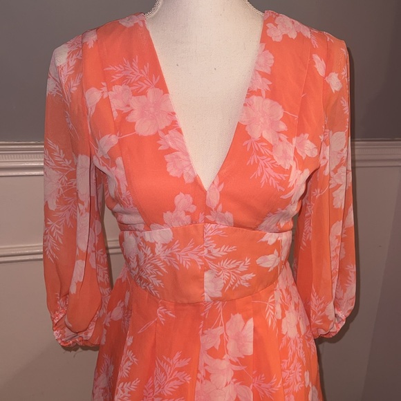 New Francesca’s Parker V-Neck Spring/Summer Coral Floral Romper - Picture 4 of 7